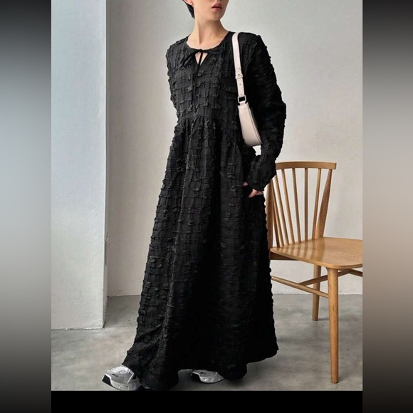 Elegant Black Midi Dress - Picture 2 of 5